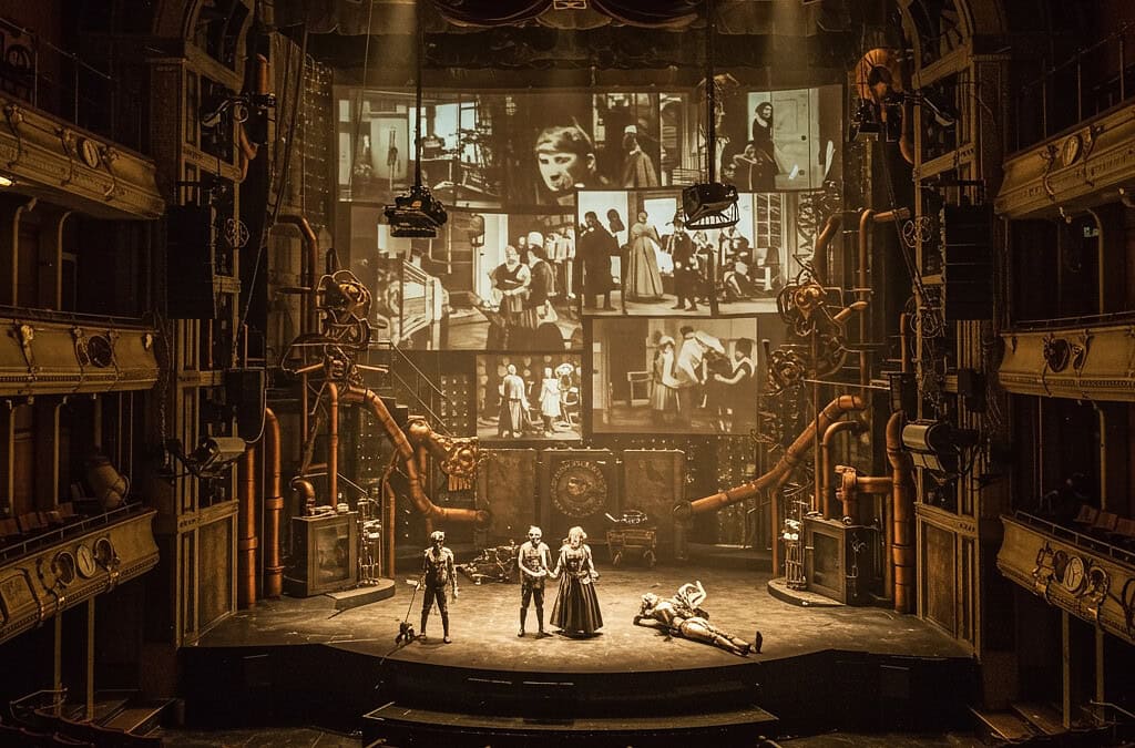 Nuo Teatro iki Dievo